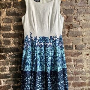 Jones New York Women’s Dress Size 6 Blue & White Lined Sleeveless Pleated Zip